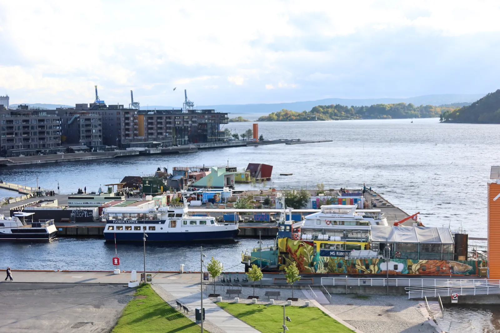 El Oslofjord se ve mejor desde el agua; los ferris salen del centro.