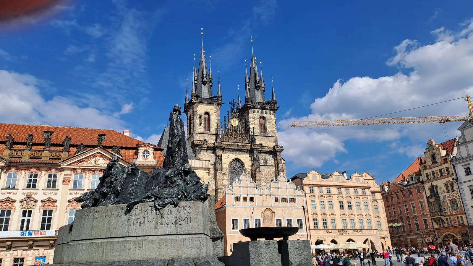 El casco antiguo de Praga se recorre a pie y gana mucho con un guía.