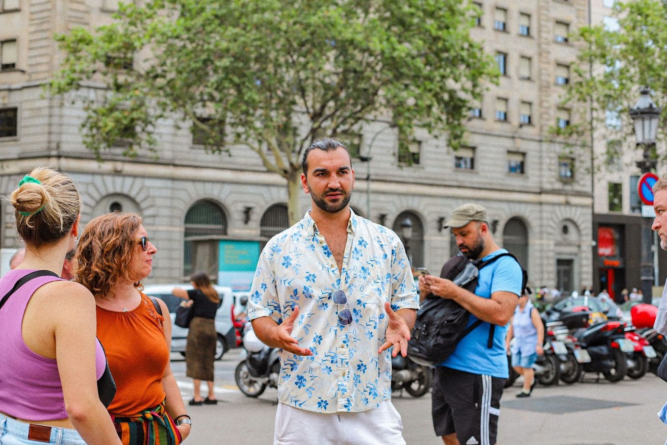 Barcelona:Tour of Contrasts with Artists