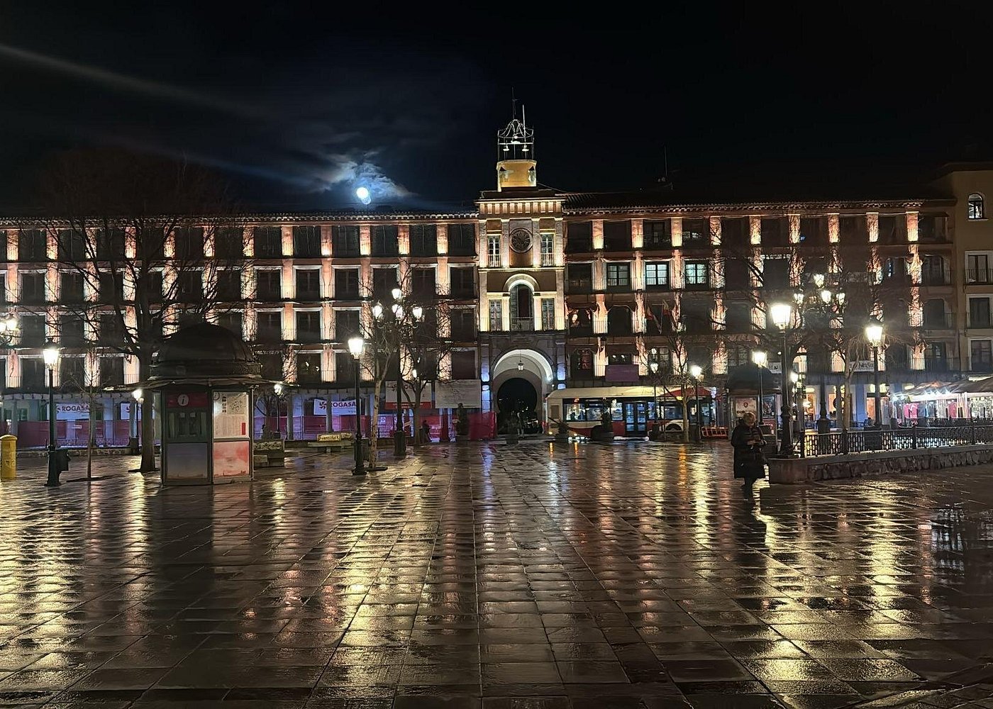 El casco histórico de noche, cuando se vacía.